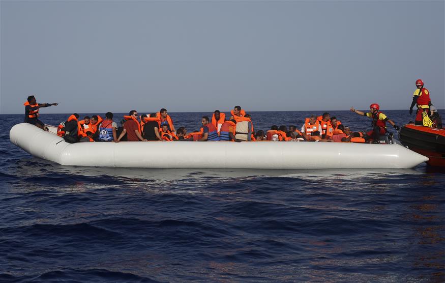 Μετανάστες στη θάλασσα/(AP Photo/Renata Brito, File)