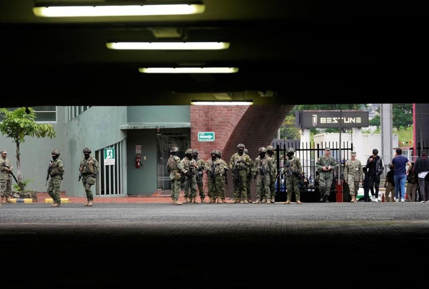 Στρατιώτες φυλάνε τις κάλπες στις εκλογές του Ισημερινού την Κυριακή, 13 Απριλίου (Associated Press)