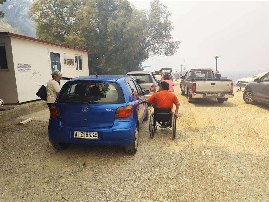 Η μεγάλη επιχείρηση διάσωσης των πολιτών από τη φωτιά στην Αττικοβοιωτία (Πηγή φωτο: Πυροσβεστικό Σώμα) Η μεγάλη επιχείρηση διάσωσης των πολιτών από τη φωτιά στην Αττικοβοιωτία (Πηγή φωτο: Πυροσβεστικό Σώμα)
