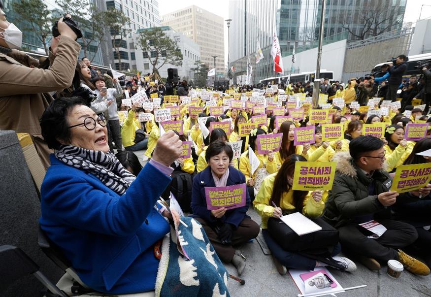 Η Γιονγκ Σου Λι συνεχίζει να συμμετέχει στις εβδομαδιαίες διαδηλώσεις που πραγματοποιούνται κάθε Τετάρτη μπροστά από την Ιαπωνική Πρεσβεία. /copyright Ap Photos