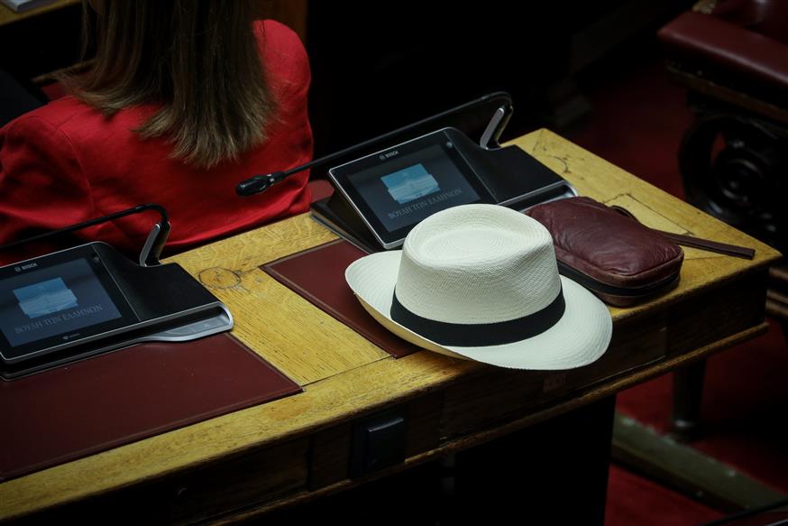 Ένα εμβληματικό καπέλο στα βουλευτικά έδρανα (Eurokinissi/Στέλιος Μίσινας)