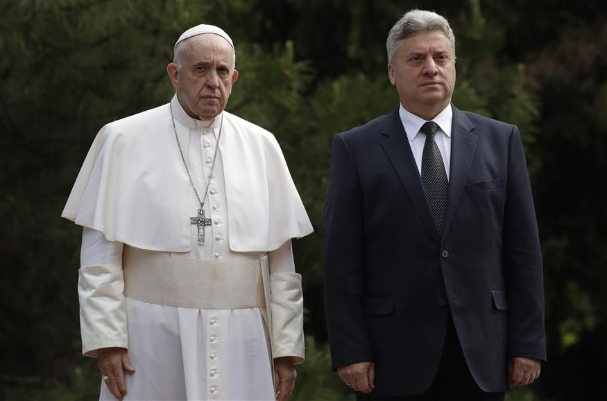 Ο Πάπας Φραγκίσκος με τον Γκιόργκι Ιβάνοφ (AP Photo/Thanassis Stavrakis)