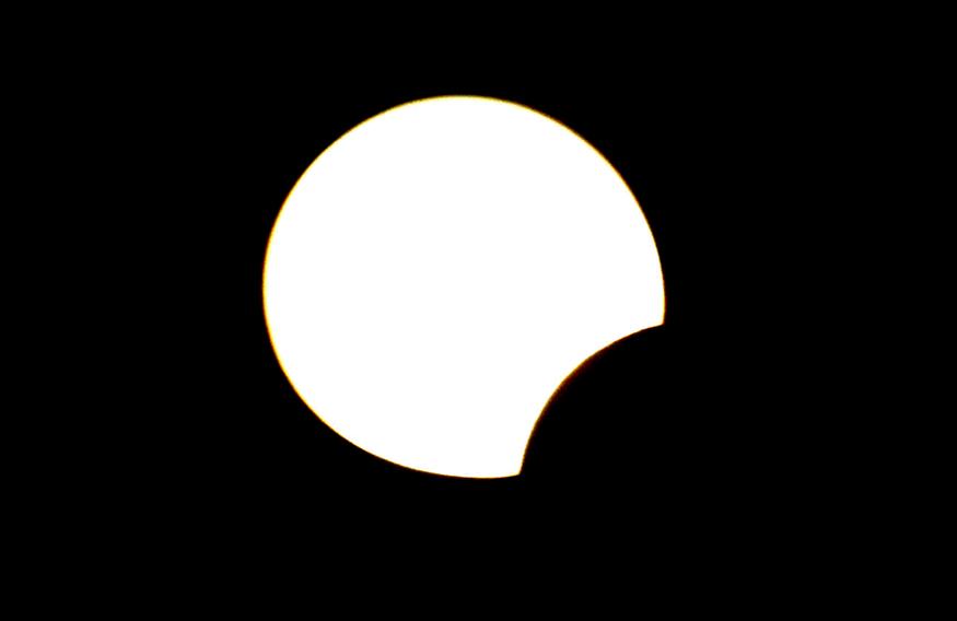 Η έκλειψη ηλίου όπως καταγράφηκε από τον φωτογραφικό φακό στις Μυκήνες (eurokinissi)