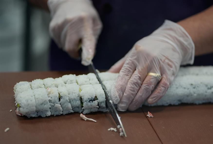 Παρασκευή σούσι (Charlie Riedel/AP)