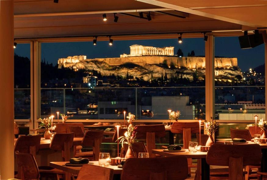 Δειπνώντας με θέα την Ακρόπολη | @yiamouris Δειπνώντας με θέα την Ακρόπολη | @yiamouris