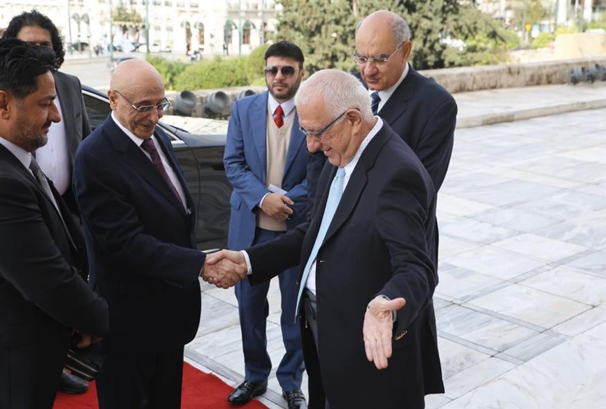 Φωτογραφία από τη συνάντηση (ΦΡΟΣΩ ΚΑΝΕΛΛΙΔΟΥ/ ΓΡΑΦΕΙΟ ΤΥΠΟΥ ΒΟΥΛΗΣ ΤΩΝ ΕΛΛΗΝΩΝ)