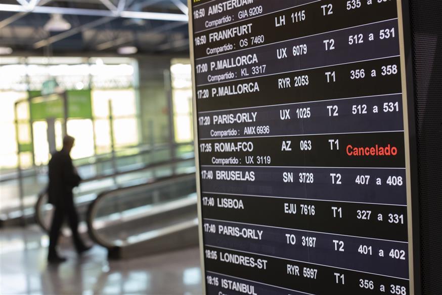 Πίνακας αναχωρήσεων - αφίξεων στο αεροδρόμιο της Μαδρίτης (AP Photo/Bernat Armangue)