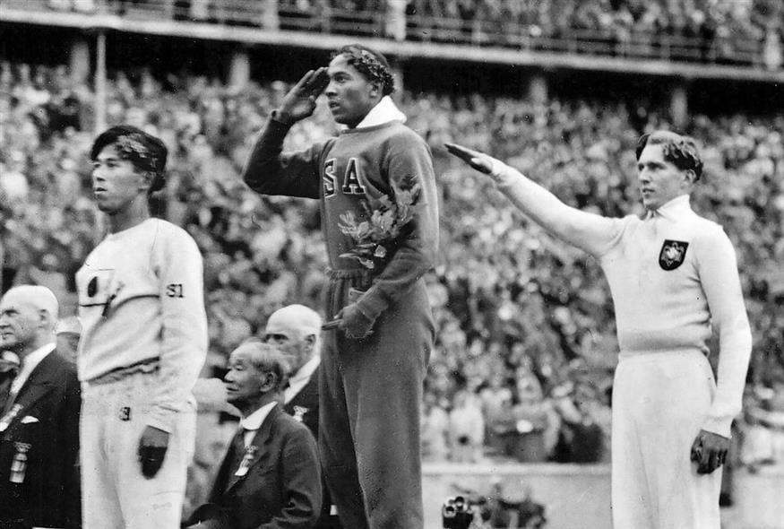 Ο Τζέσε Όουενς στο βάθρο των νικητών κατά τους Ολυμπιακούς Αγώνες του 1936 (Associated Press)