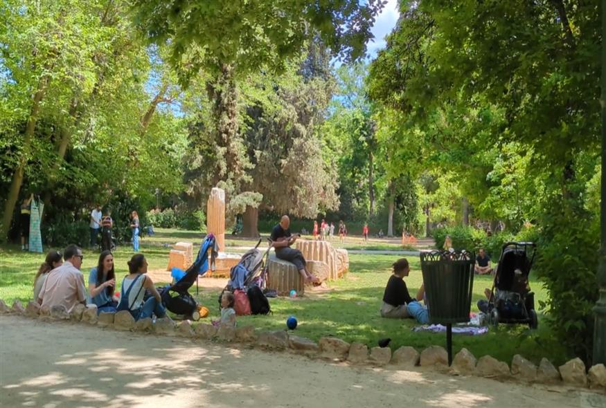 Αθηναίοι κάνουν πικ νικ στον Εθνικό Κήπο/Orange Press