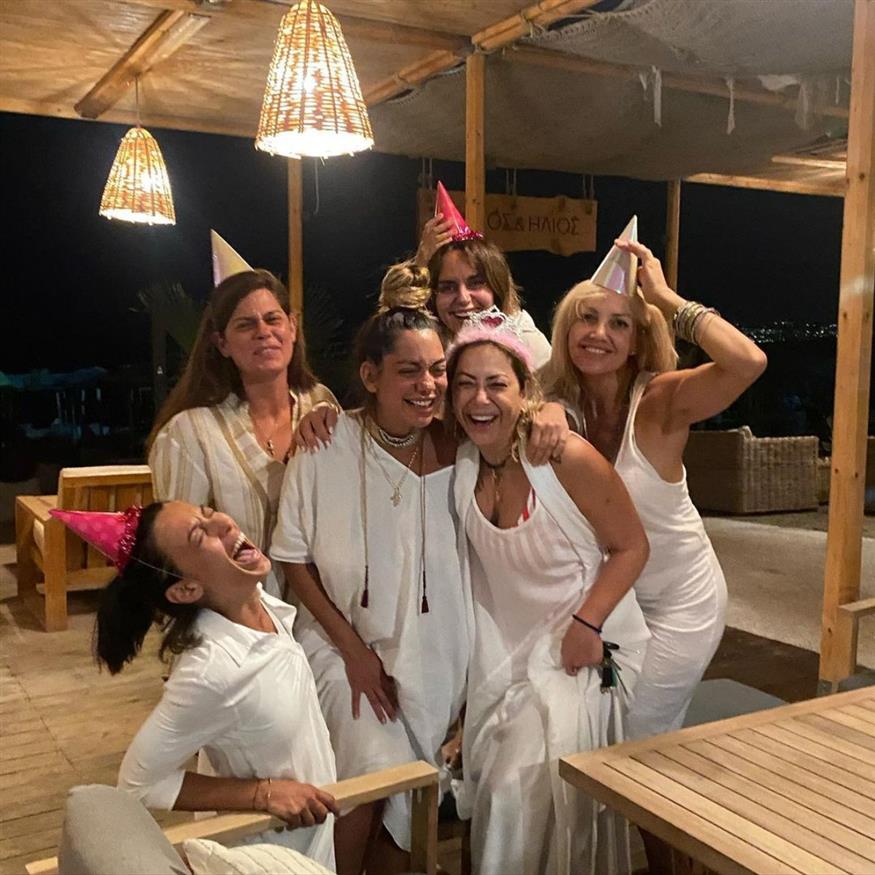 Η Μελίνα Ασλανίδου με τις φίλες της στα Χανιά (Copyright: Instagram)