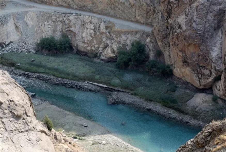 Άποψη του φράγματος Αμίρ Καμπίρ, ενός από τους πέντε βασικούς ταμιευτήρες που τροφοδοτούν με νερό την Τεχεράνη, στο Ιράν, στις 29 Ιουλίου 2025.(Φωτογραφία: Fatemeh Bahrami / Anadolu μέσω AFP)