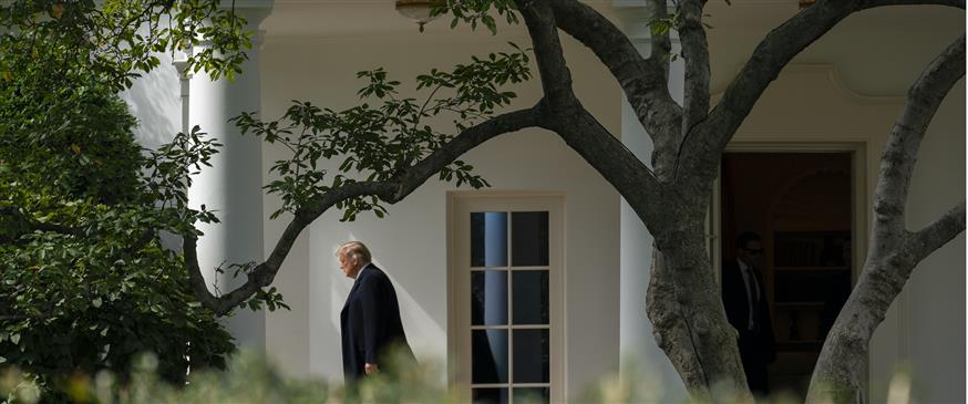 Ο Ντόναλντ Τραμπ περπατάει στον κήπο του Λευκού Οίκου (AP Photo/Carolyn Kaster)