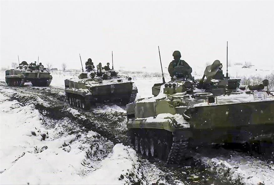 Άσκηση ρωσικών στρατιωτικών οχημάτων στην περιοχή του Ροστόφ (Associated Press)