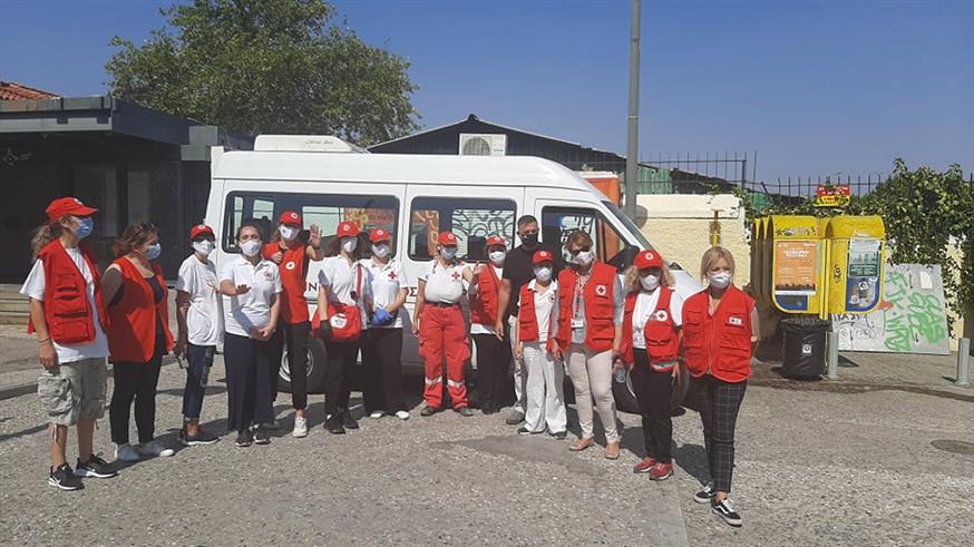 Η εθελοντική ομάδα του Ερυθρού Σταυρού που επιχείρησε στο κέντρο της Αθήνας / copyright ethnos.gr
