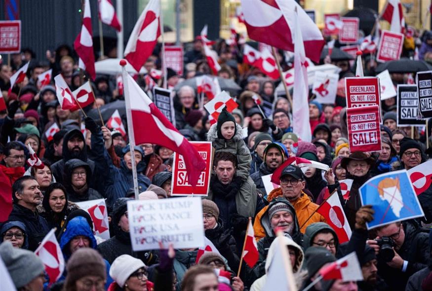 Διαδηλώσεις στη Γροιλάνδια ενάντια στις επιδιώξεις Τραμπ (AP Photo/Evgeniy Maloletka)