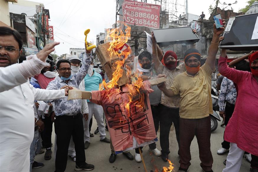 Ινδοί διαδηλωτές καίνε ομοίωμα του Κινέζου προέδρου (AP Images)