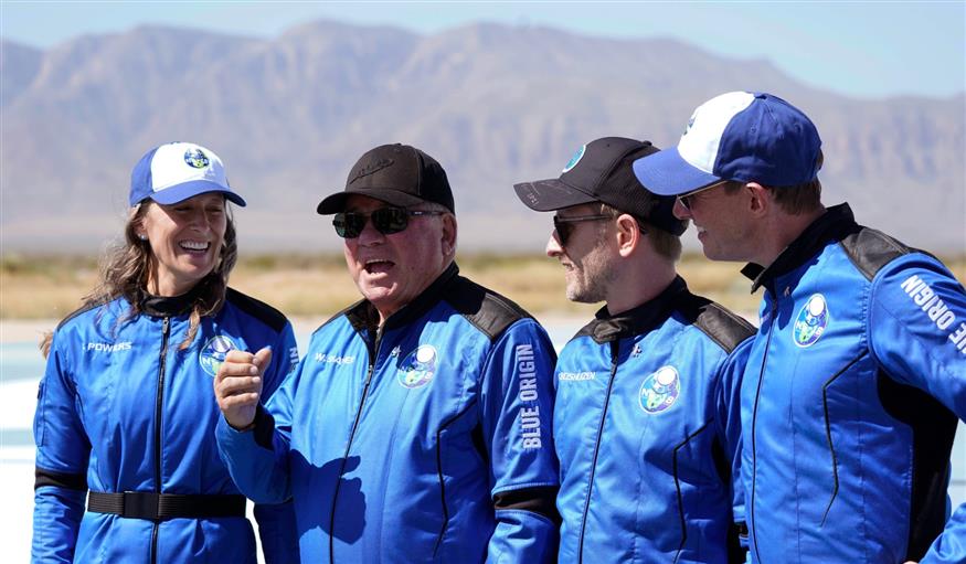 Γουίλιαμ Σάτνερ και η ομάδα που πήγε μαζί του στο Διάστημα (AP photo)