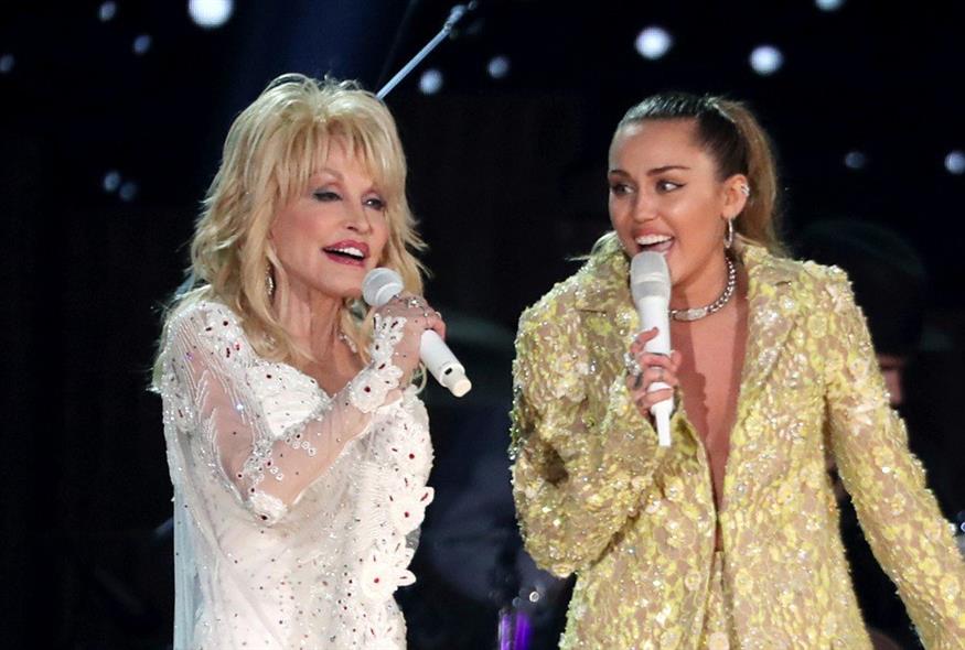 Ντόλι Πάρτον και Μάιλι Σάιρους τραγουδούν το «Jolene» στα 61α Grammy Awards το 2019 (AP photo)