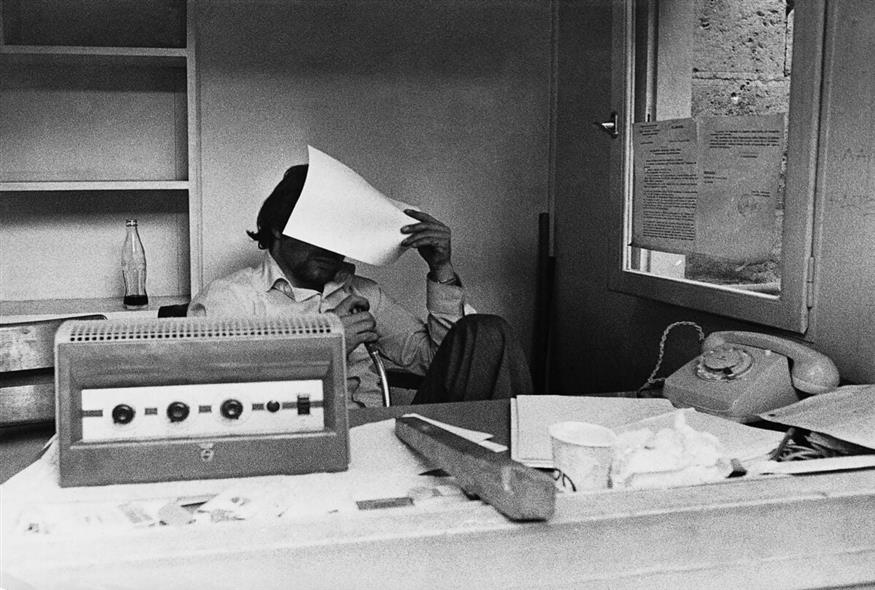Εντός του Πολυτεχνείου στο θάλαμο του ραδιοφωνικού σταθμού με τον εκφωνητή να κρύβει το πρόσωπο του /  Φωτογραφία Αριστείδης Σαρρηκώστας