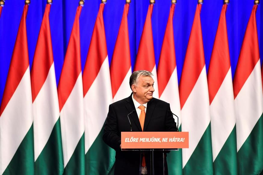Ο πρωθυπουργός της Ουγγαρίας μιλάει σε συγκέντρωση του κόμματός του/Associated Press