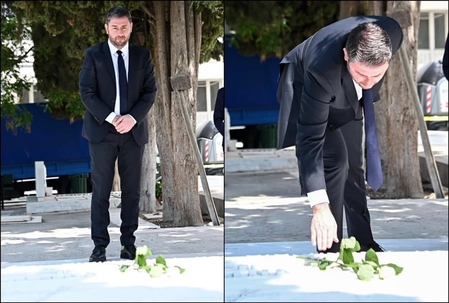 Ο Νίκος Ανδρουλάκης άφησε ένα λευκό τριαντάφυλλο στον τάφο της Φώφης Γεννηματά (Γ.Τ ΠΑΣΟΚ-ΚΙΝΑΛ ΙΩΑΝΝΟΥ ΔΗΜΗΤΡΗΣ)