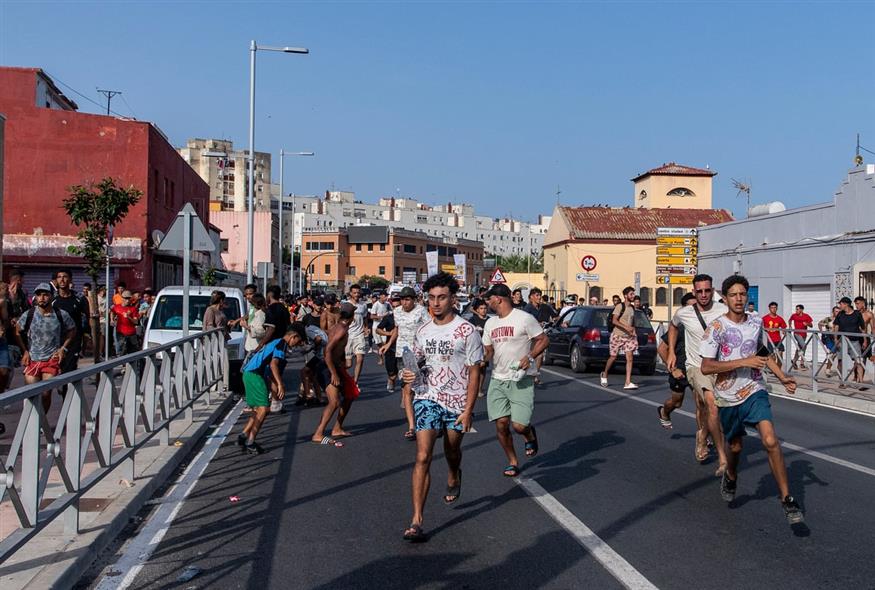Δεκάδες χιλιάδες μετανάστες καταφτάνουν στον θύλακα της Θέουτα (AP) Δεκάδες χιλιάδες μετανάστες καταφτάνουν στον θύλακα της Θέουτα (AP)