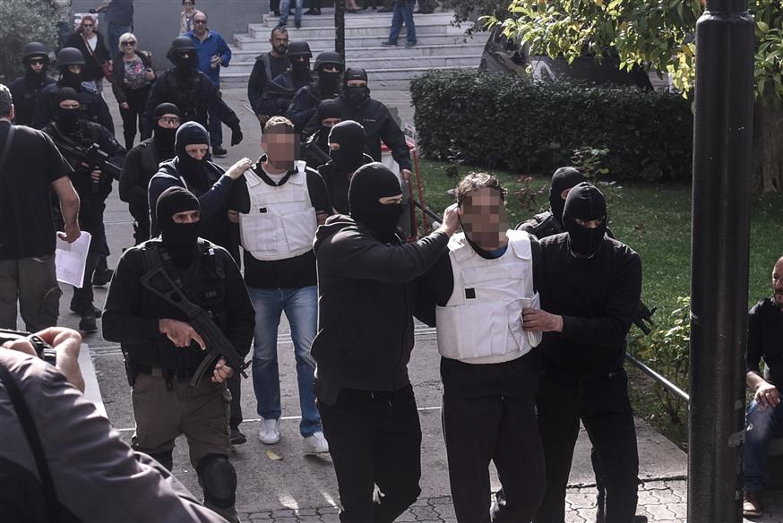 Τα μέλη της Επαναστατικής Αυτοάμυνας οδηγούνται στα δικαστήρια (Copyright: Eurokinissi)