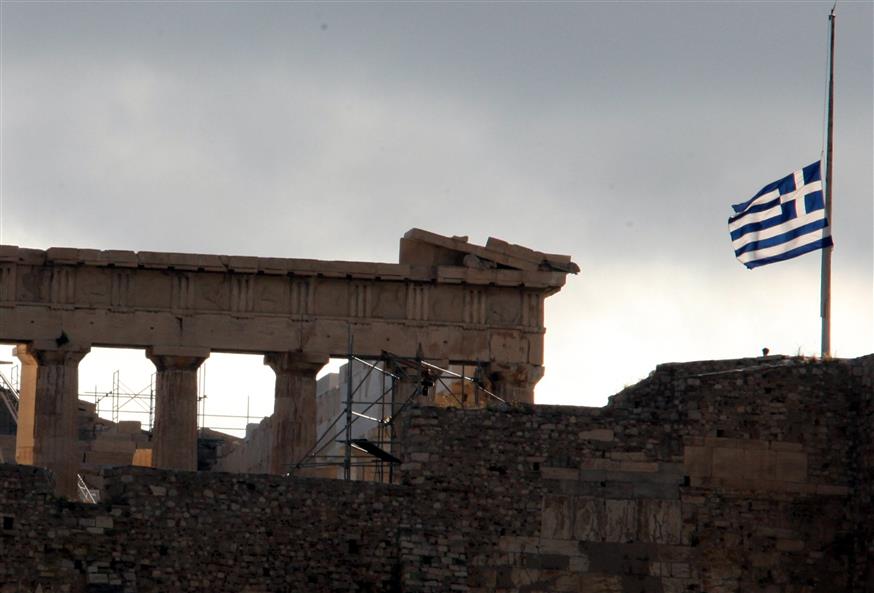 Μεσίστια η Ελληνική Σημαία στον Ιερό Βράχο της Ακρόπολης. Ο Λάκης Σάντας είναι νεκρός. /copyright Eurokinissi