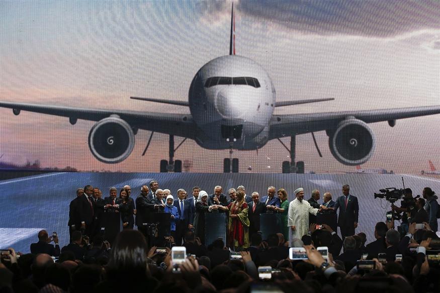 Ο Ερντογάν κατά την παρουσίαση-σόου του νέου αεροδρομίου (AP Photo/Emrah Gurel)