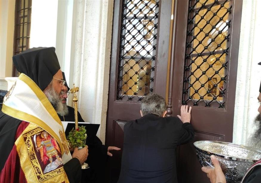 Ο ευεργέτης Αθανάσιος Μαρτίνος ανοίγει συμβολικά την πύλη του ναού Αγίου Γεωργίου Σαντραπέ / φωτογραφία arxon.gr
