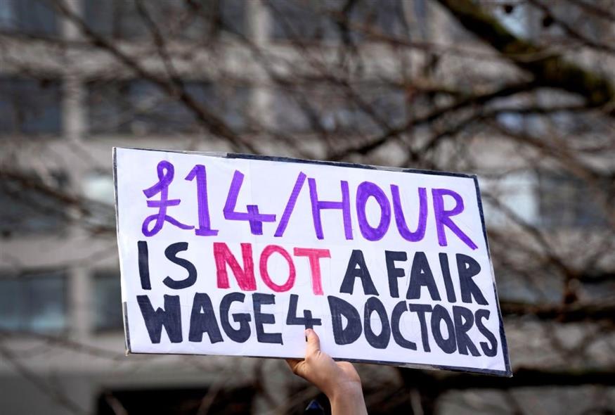 Σε πολυήμερη απεργία προχωρούν οι γιατροί στη Βρετανία (φωτογραφία αρχείου/ Associated Press)