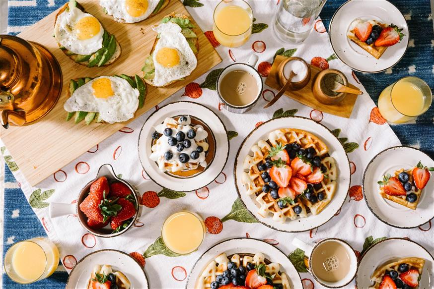 Πέρα από το ότι είναι χορταστικό και δυναμωτικό, ένα καλό πρωινό σου φτιάχνει τη διάθεση / φωτογραφία: Rachel Park (Unsplash)