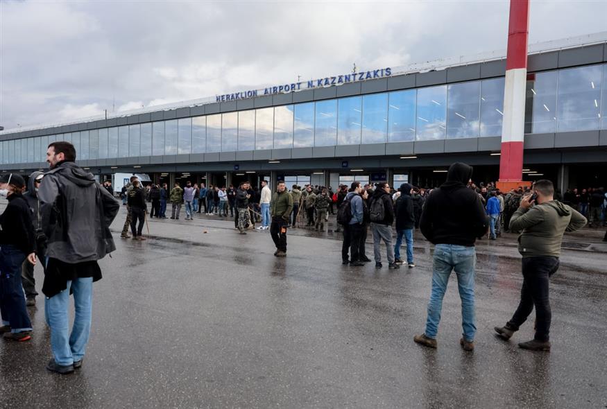 Αγρότες στο αεροδρόμιο στο Ηράκλειο (ΣΤΕΦΑΝΟΣ ΡΑΠΑΝΗΣ/EUROKINISSI)
