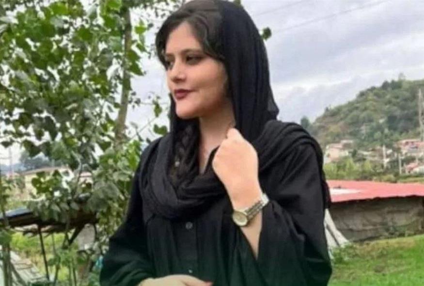 H Mahsa Amini που ξυλοκοπήθηκε μέχρι θανάτου από την αστυνομία ηθικής του Ιράν γιατί αρνήθηκε να καλύψει όλο το κεφάλι της με χιτζάμπ
