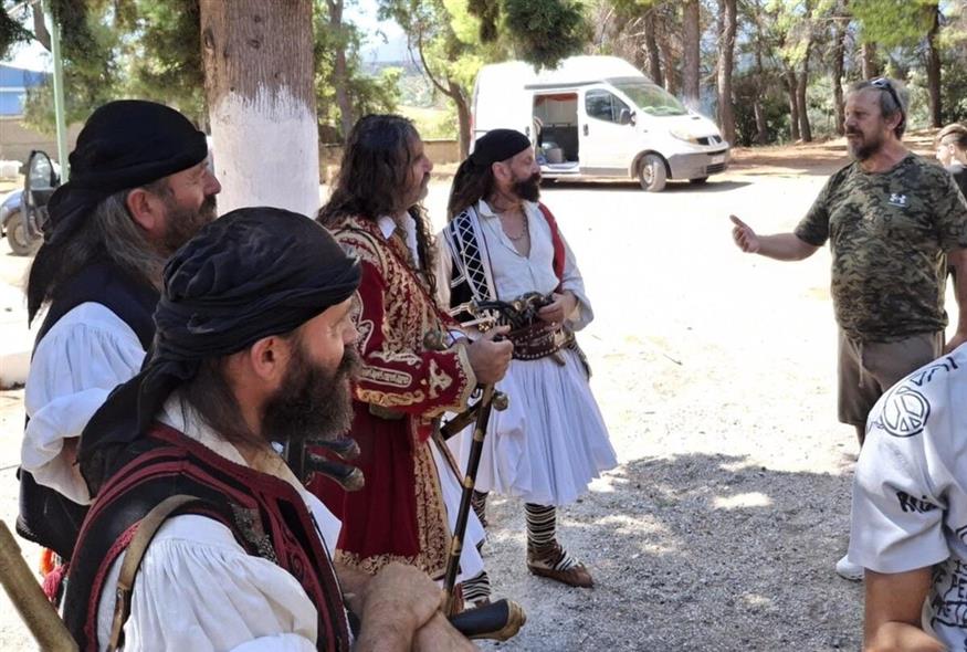 Αναβιωτές κάνουν πρόβες για την αναπαράσταση του ολοκαυτώματος του Μαυροματίου. Φωτογραφία E-sterea.gr