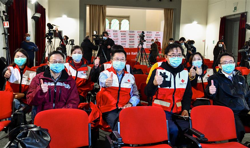 Μέλη του Κινεζικού Ερυθρού Σταυρού στη Ρώμη/AP Images