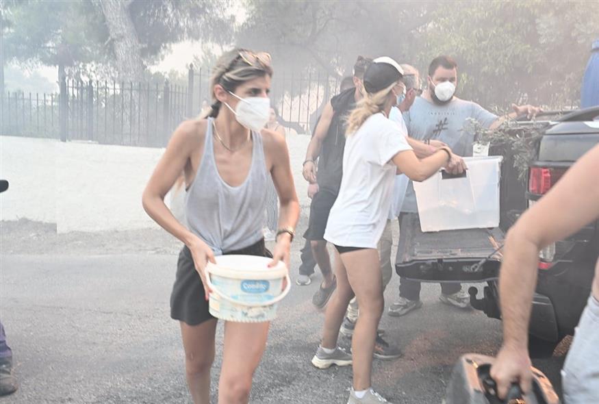 Κάτοικοι προσπαθούν να σώσουν τις περιουσίες τους από τη φωτιά στη Νέα Ζωή Ασπροπύργου (Eurokinissi)