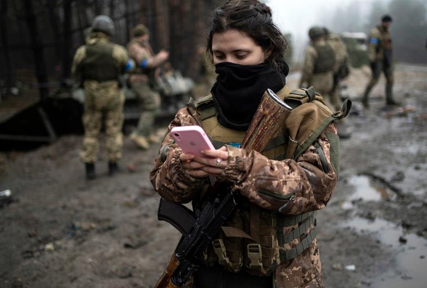 Ουκρανή στα όπλα έξω από το Κίεβο AP Photo/Rodrigo Abd