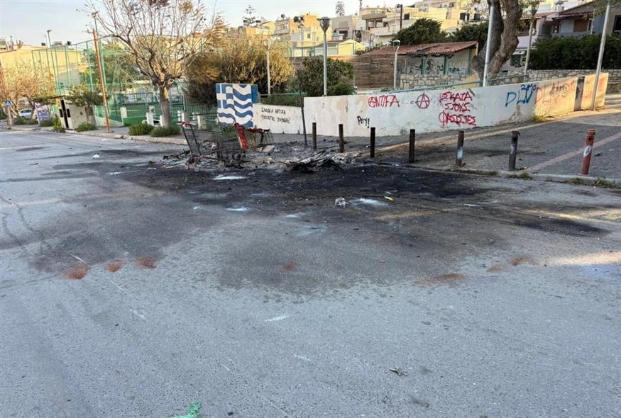 Καταστροφές από το κάψιμο του Ιούδα στο Ηράκλειο (πηγή: patris.gr) Καταστροφές από το κάψιμο του Ιούδα στο Ηράκλειο (πηγή: patris.gr)