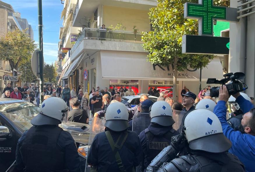 Κτηνοτρόφοι έξω από το γραφείο του Χρήστου Κέλλα (larissanet.gr)