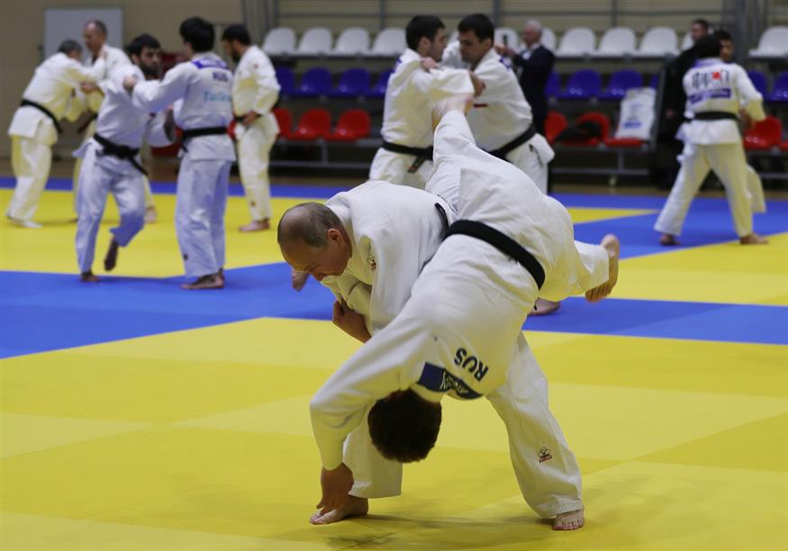 Η στιγμή που ο Βλαντιμίρ Πούτιν ρίχνει κάτω τον χρυσό Ολυμπιονίκη του Ρίο Μπεσλάν Μουντράνοφ
