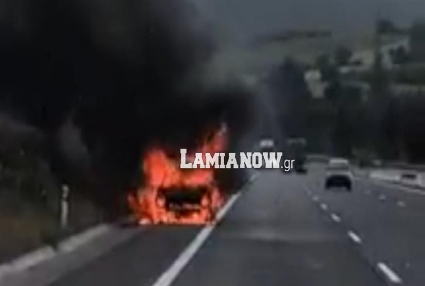 Τρόμος στη Φθιώτιδα: Λαμπάδιασε αυτοκίνητο εν κινήσει/ lamianow