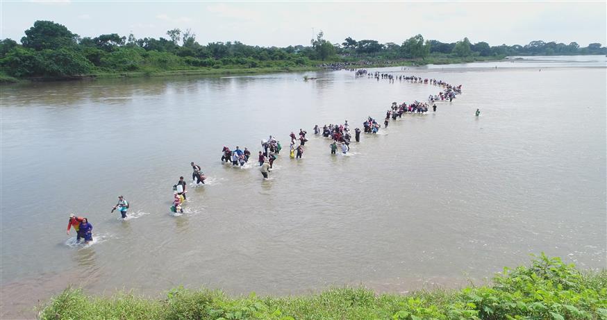 Οι άνθρωποι αυτοί θα πρέπει να διασχίσουν μια απόσταση 90 χιλιομέτρων, υπό αντίξοες συνθήκες (AP Photo/Oscar Rivera)