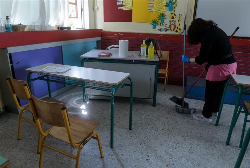 Καθαρίστρια σε σχολείο (EUROKINISSI/ΤΑΤΙΑΝΑ ΜΠΟΛΑΡΗ)