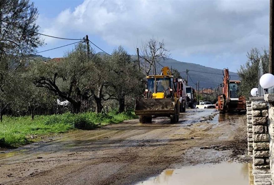 Φωτογραφία από τις εργασίες αποκατάστασης στη Μακρυνεία (agriniopress.gr)