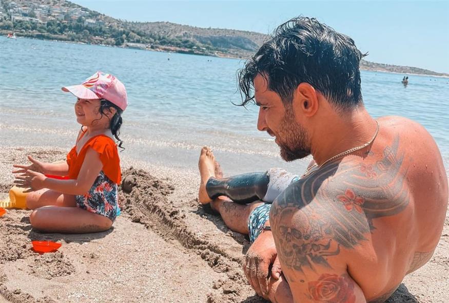 Ο Ετεοκλής Παύλου μαζί με την κόρη του, Μελίτα, στη θάλασσα (Copyright: Instagram)
