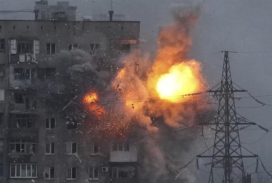 Έκρηξη σε πολυκατοικία που δέχτηκε πυρά από ρωσικό τανκ στη Μαριούπολη (Associated Press)