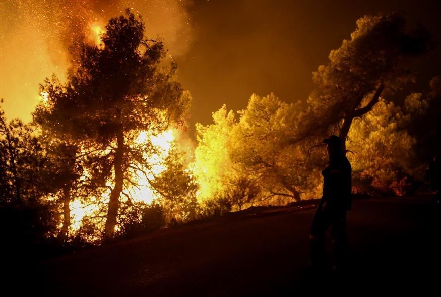 Ολονύχτια μάχη με τις φλόγες δίνουν οι δυνάμεις της πυροσβεστικής (φωτογραφία αρχείου / InTime Photos)