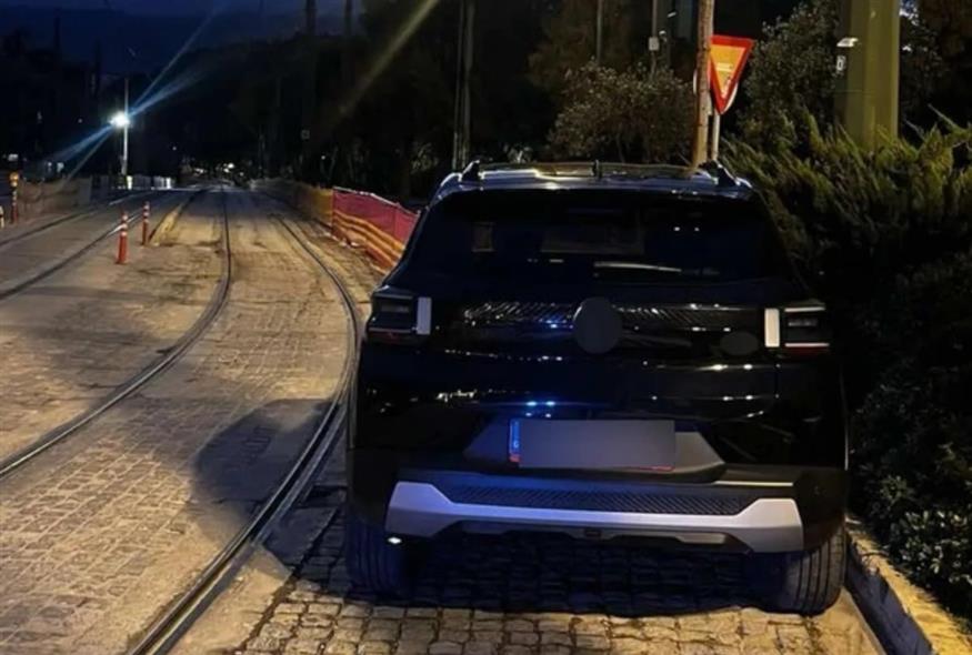 Πάρκαρε στις ράγες του Τραμ και το μπλόκαρε για μία ώρα (ΕΛΑΣ)