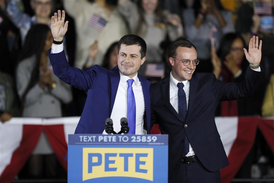 Ο υποψήφιος για το χρίσμα των Δημοκρατικών και ο σύντροφός του (AP Photo/Charlie Neibergall)